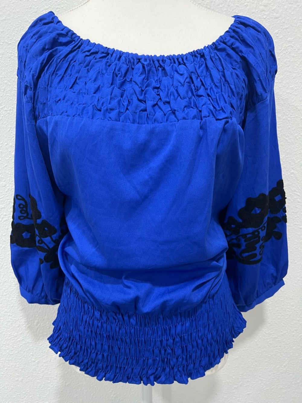 JENNIFER AND GRACE Embroidered Floral Smocked Top EUC